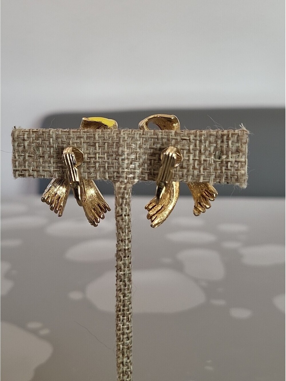 Vintage Gold Tone Yellow Scarf Enamel Ornate Clip-On Earrings Beautiful K46 - Picture 5 of 9